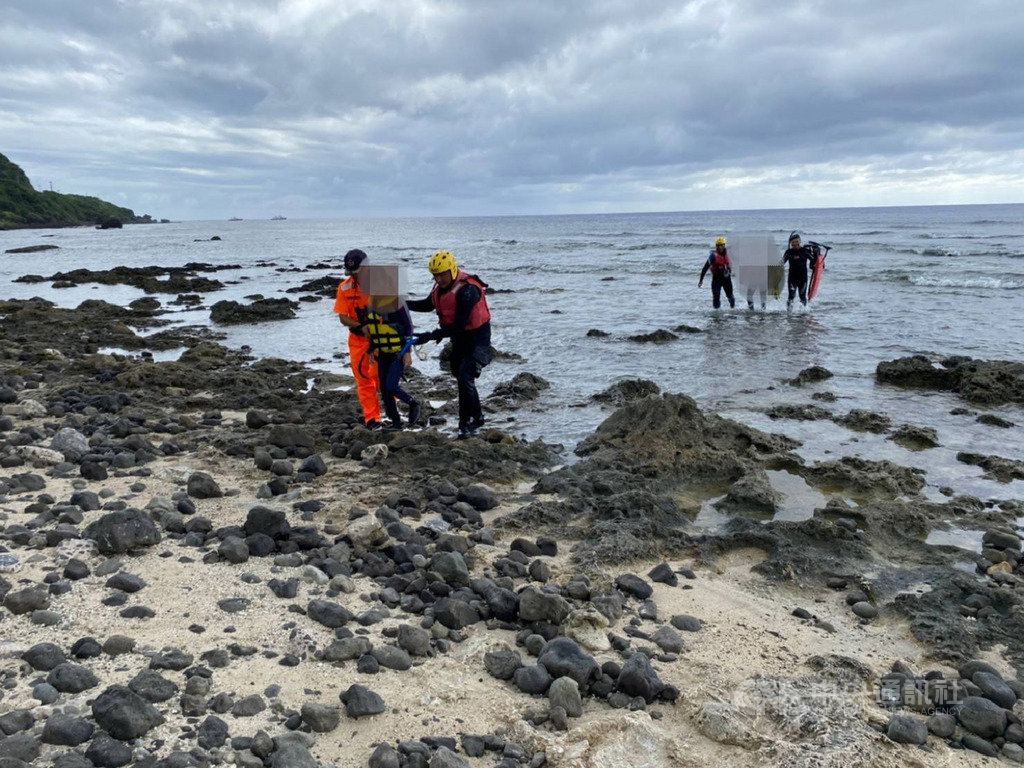 台東縣綠島鄉石朗浮潛區26日有一對母女檔浮潛客疑遭海流帶離岸際,無法自行游回,岸巡隊獲報趕往救援,與其他民眾合力將2人成功救援上岸。(第一三岸巡隊提供)中央社記者李先鳳傳真 109年9月26日