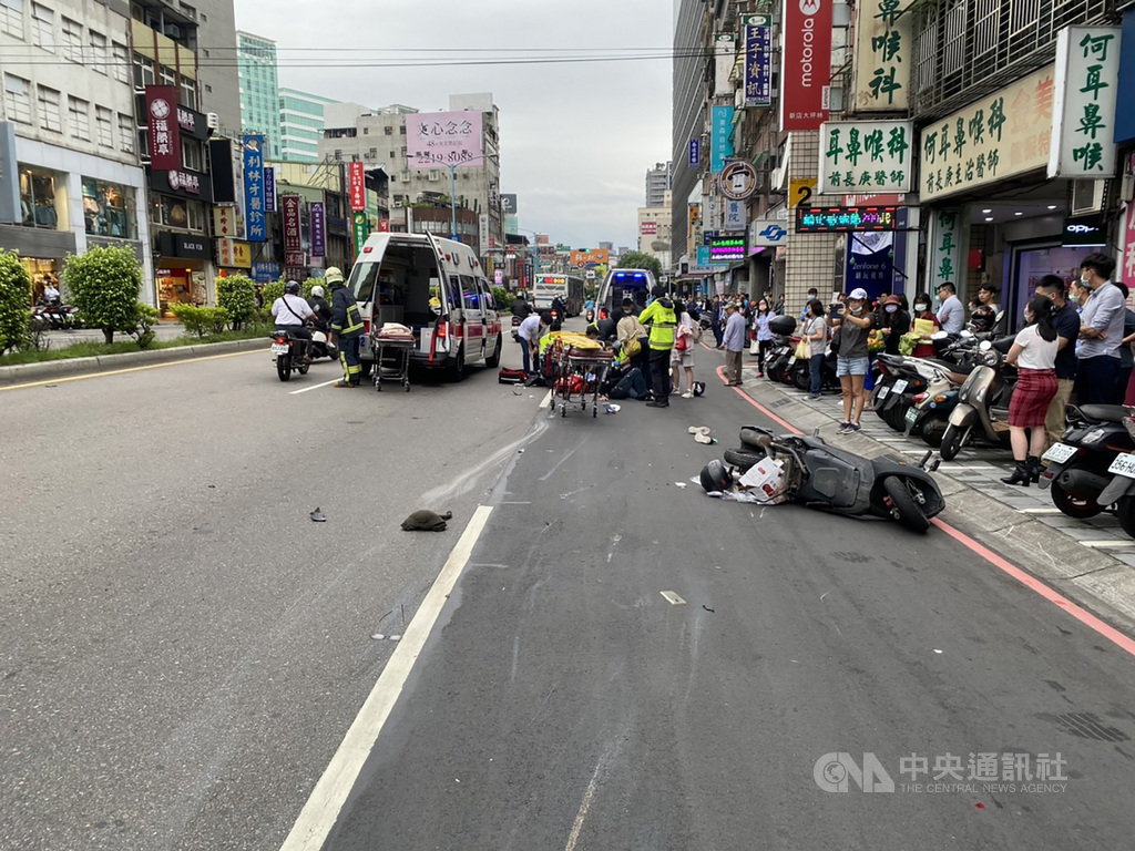 新北市新店區26日下午發生一起汽車無故暴衝衝撞機車事故,警消獲報趕抵現場,將現場5名傷者分別送往新店慈濟、耕莘等醫院急救。(民眾提供)中央社記者沈佩瑤傳真 109年9月26日
