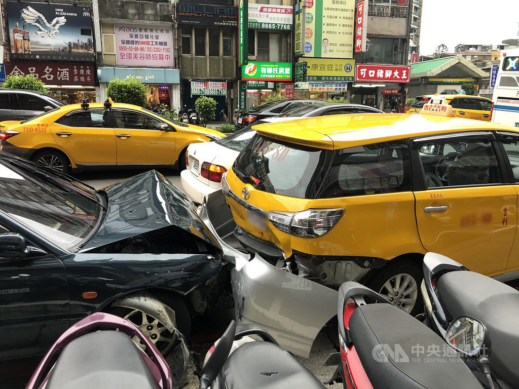 新北市新店區26日發生一起汽車無故暴衝殃及多車事故,警方初步了解,83歲自小客駕駛王姓老翁因不明原因暴衝,撞擊多部機車及一部計程車,除將王男帶回偵辦釐清,現場由員警控燈疏導車流,目前車況已恢復正常。(民眾提供)中央社記者沈佩瑤傳真 109年9月26日
