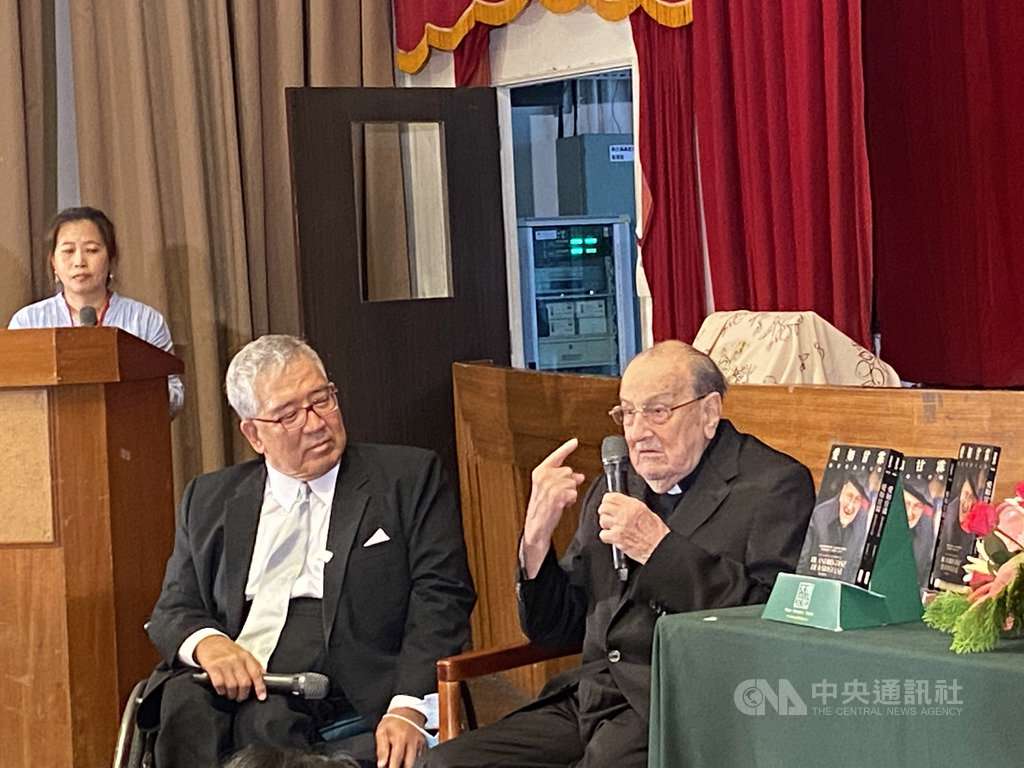 大塊文化近期出版神父賴甘霖(右)的新書「愛如甘霖」,講述賴甘霖的人生故事,26日舉行新書發表會,大塊文化董事長郝明義(右2)出席表示,希望藉由出版這本書,對賴甘霖的貢獻致敬。中央社記者陳秉弘攝 109年9月26日