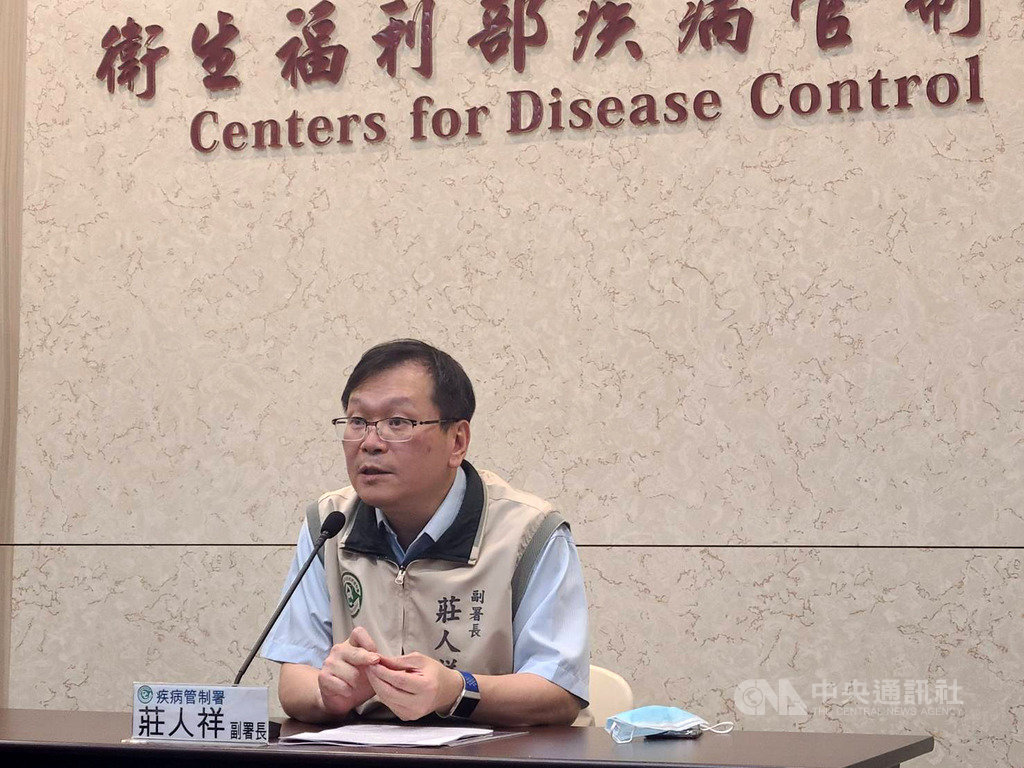 新北三峽登革熱群聚疫情擴大,疾管署副署長莊人祥26日宣布新增9例本土登革熱個案,均有五寮尖山菜園活動史,這起群聚累計確診數達14人,研判當地已出現3波感染。中央社記者張茗喧攝 109年9月26日