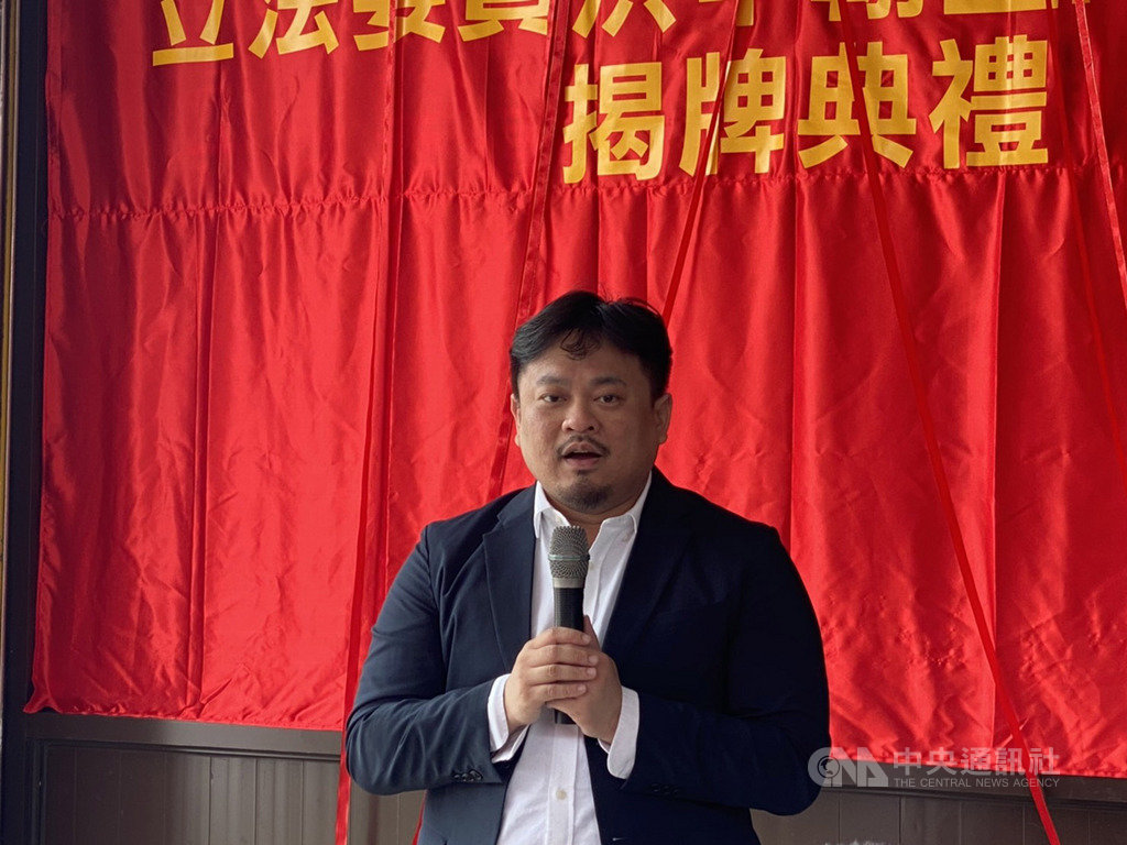 民進黨不分區立委洪申翰(圖)金門服務處26日揭牌,自願認養艱困選區的洪申翰表示,當務之急是要讓金門民眾知道,民進黨要帶領金門走出過去國民黨無法走出的路。(民進黨金門縣黨部提供)中央社記者黃慧敏傳真 109年9月26日