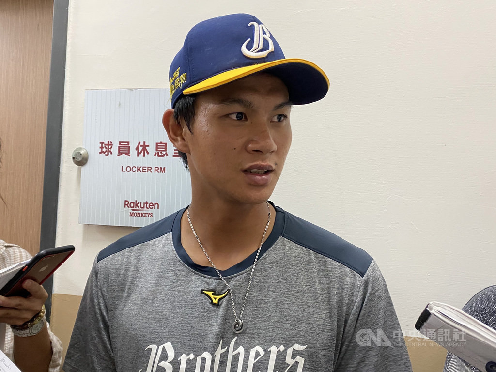 中華職棒中信兄弟隊新秀岳政華26日生涯首度升一軍,演出生涯首打點、首安、首盜、首得分好表現,不過他表示,賽前真的很緊張,守備時也有點不習慣。中央社記者楊啟芳攝 109年9月26日