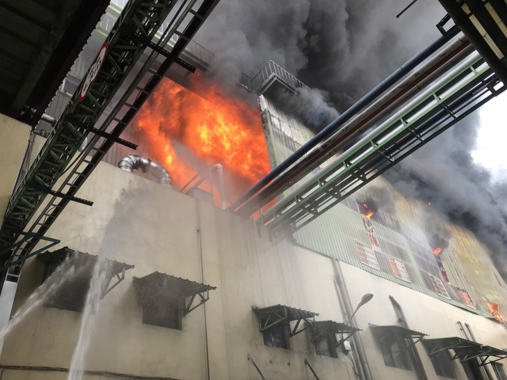 正新輪胎公司彰化溪州廠26日發生火警,3樓及4樓廠房失火,濃濃黑煙直竄天際,消防人員獲報到場灌救,火勢約在一個小時後被撲滅,4名員工嗆傷送醫。(彰化縣消防局提供)中央社記者吳哲豪傳真 109年9月26日