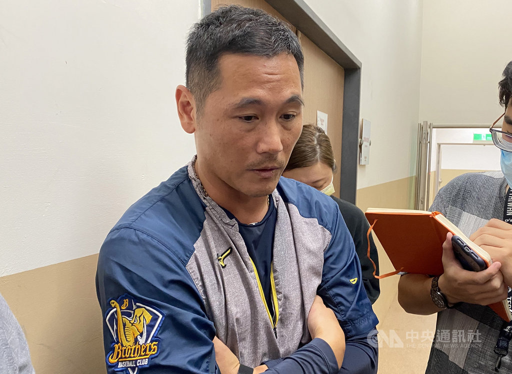 中華職棒中信兄弟隊遭遇得點圈攻擊效率不佳問題,打擊教練許皓銘(圖)受到球迷的批評,他26日表示:「我是要負完全責任的人,打擊部門表現不好,愧對總教練交付給我的任務。」中央社記者楊啟芳攝 109年9月26日