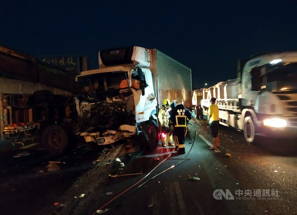 國道1號北上265公里處26日凌晨發生大貨車與貨櫃車追撞事故,造成貨櫃車翻覆、大貨車車頭變形。車禍現場由國道警察指揮疏導交通,開放內線車道供北上車輛通行,並未造成嚴重塞車。(嘉義縣消防局提供)中央社記者黃國芳傳真 109年9月26日