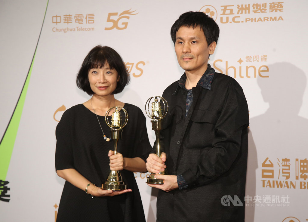 第55屆電視金鐘獎頒獎典禮26日在台北國父紀念館舉行,電視電影獎由「新創電影短片–大吉」獲得,編導靳家驊(右)等人後台開留影。中央社記者張新偉攝 109年9月26日