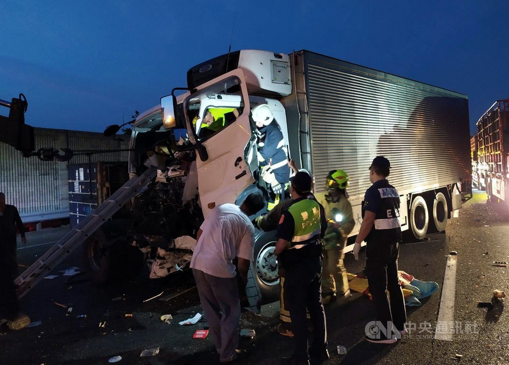 國道1號北上265公里處26日凌晨發生大貨車與貨櫃車追撞事故,造成貨櫃車翻覆、大貨車車頭變形,2名駕駛受困車內。(嘉義縣消防局提供)中央社記者黃國芳傳真 109年9月26日