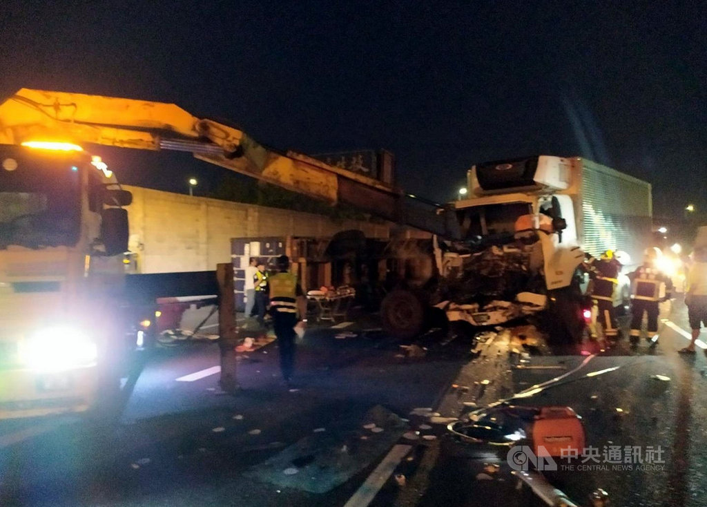 國道1號北上265公里處26日凌晨發生大貨車與貨櫃車追撞事故,造成貨櫃車翻覆、大貨車車頭變形,2名駕駛受困車內,貨櫃車傅姓駕駛重傷,送醫急救後仍宣告不治。(嘉義縣消防局提供)中央社記者黃國芳傳真 109年9月26日