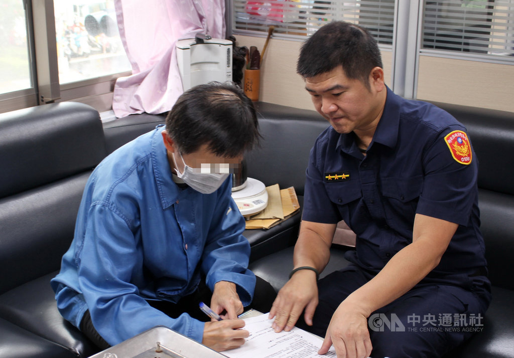新北市政府警察局板橋分局防治組警員王閔南(右)比對一具沒有身分證明、因泡水只剩變形五官的無名屍,發現無名女屍身上的特徵與黃女失蹤時報案人所描述的狀況有些微關連性,經調查證實黃女身分,協助家屬讓黃女落葉歸根。(警方提供)中央社記者黃旭昇新北傳真 109年9月26日
