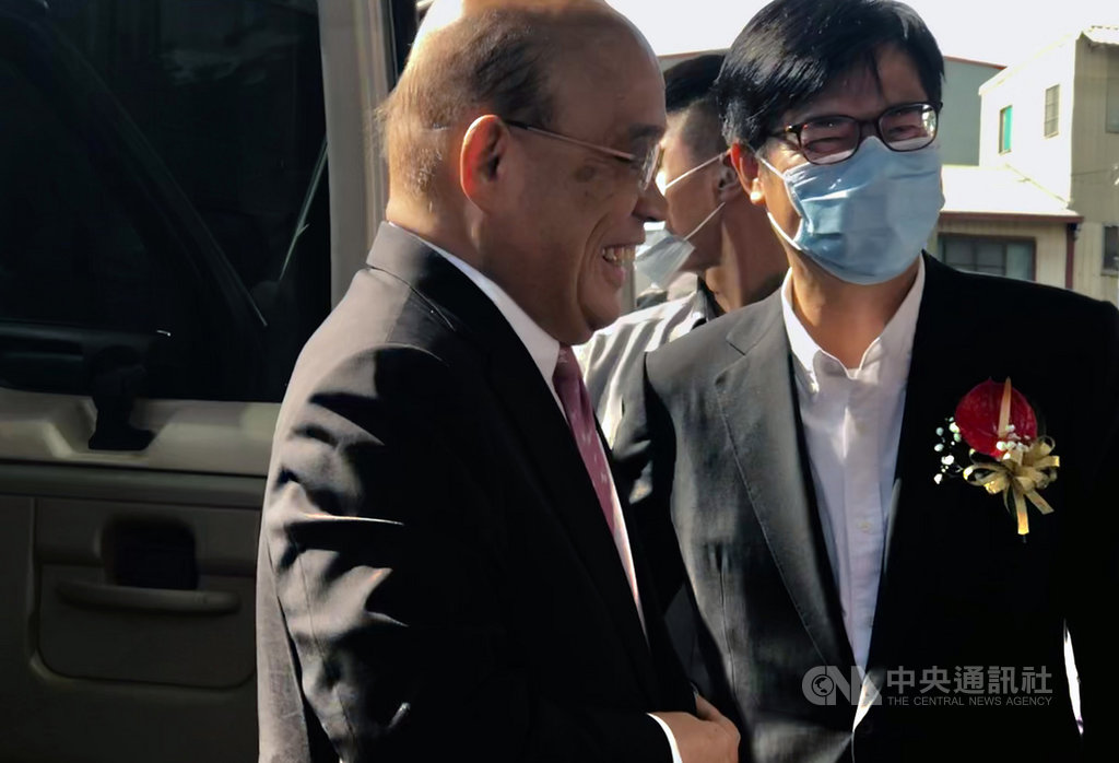 行政院長蘇貞昌(左)26日下午到高雄,與高雄市長陳其邁(右)等人出席國際青年商會中華民國總會全國年會,會前蘇貞昌受訪表示,台灣是主權獨立國家,也是世界大家庭重要一員。中央社記者侯文婷攝 109年9月26日