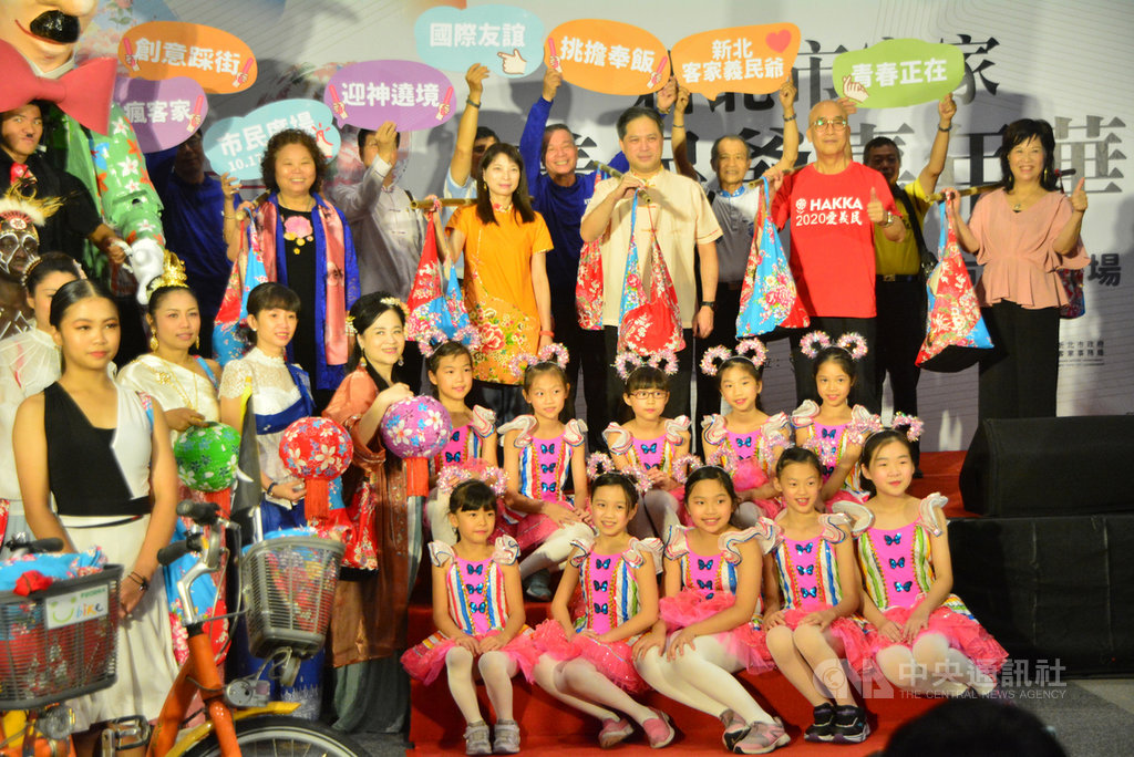 新北市客家義民爺嘉年華將登場,副市長吳明機(3排右3)26日出席記者會表示,活動傳統儀式包括迎神與安座祭祀大典,也將有愛因斯坦、卓別林等世界級名人的人偶參加踩街,讓「世界瘋客家」,還會融入新住民異國表演團隊。中央社記者黃旭昇新北攝 109年9月26日