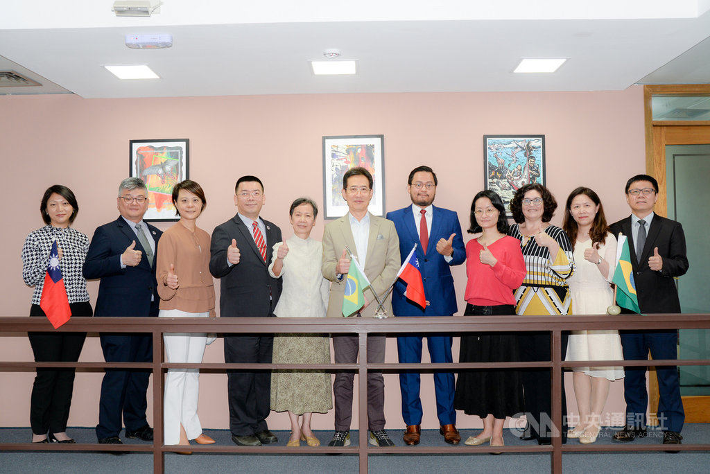 駐聖保羅台北經濟文化辦事處處長馮光中(中)暨全體同仁祝賀中華民國生日快樂。(駐聖保羅辦事處提供)中央社記者唐雅陵聖保羅傳真 109年9月26日
