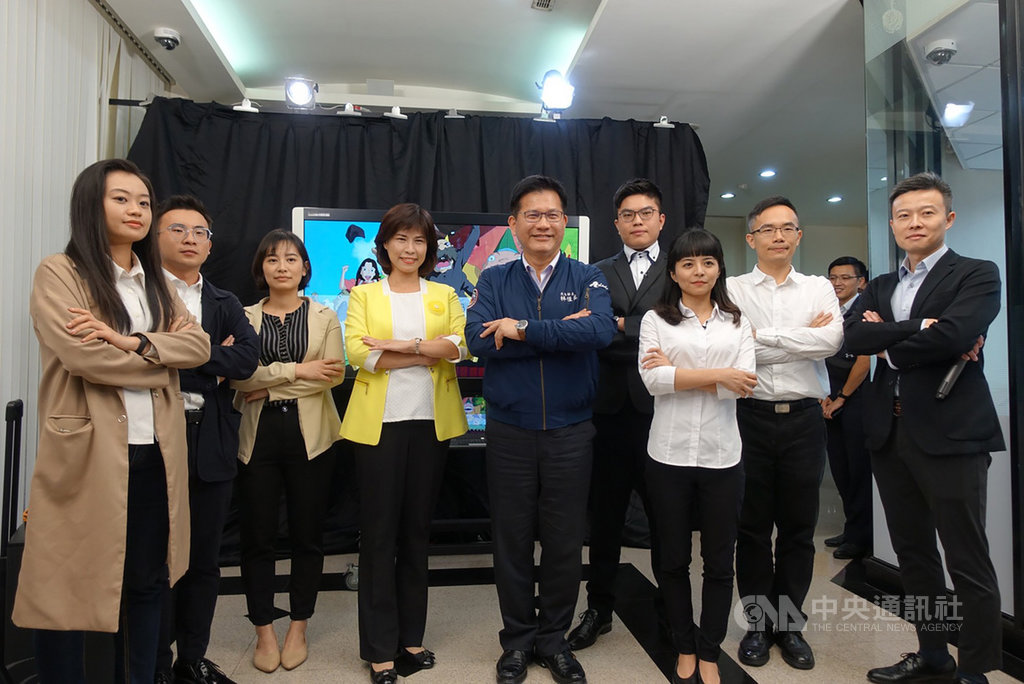 高速公路局26日宣布成立國道路況播報團隊,交通部長林佳龍(左5)、中央氣象局資深預報員伍婉華(左4)現身為眾人加油打氣。中央社記者沈佩瑤攝 109年9月26日