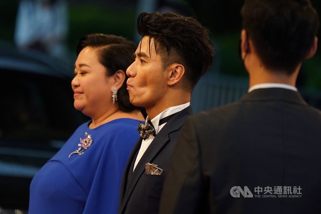 第55屆電視金鐘獎頒獎典禮26日晚間盛大登場,藝人郭彥均(中)要步上星光大道前,活動面部肌肉。中央社記者徐肇昌攝 109年9月26日