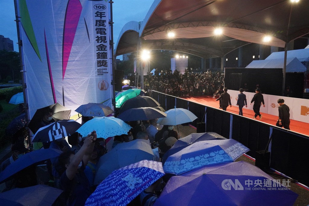 第55屆金鐘獎26日晚間舉行,星光大道紅毯上的上藝人們在雨棚下展現風姿,一側則是擠滿了冒雨搶拍的紛絲們。中央社記者徐肇昌攝 109年9月26日