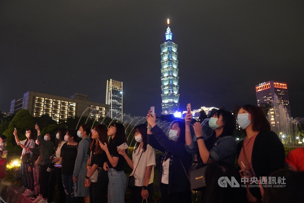 第55屆金鐘獎星光大道26日傍晚在台北登場,大批粉絲在紅毯旁爭睹明星風采,近距離為偶像加油。中央社記者徐肇昌攝 109年9月26日