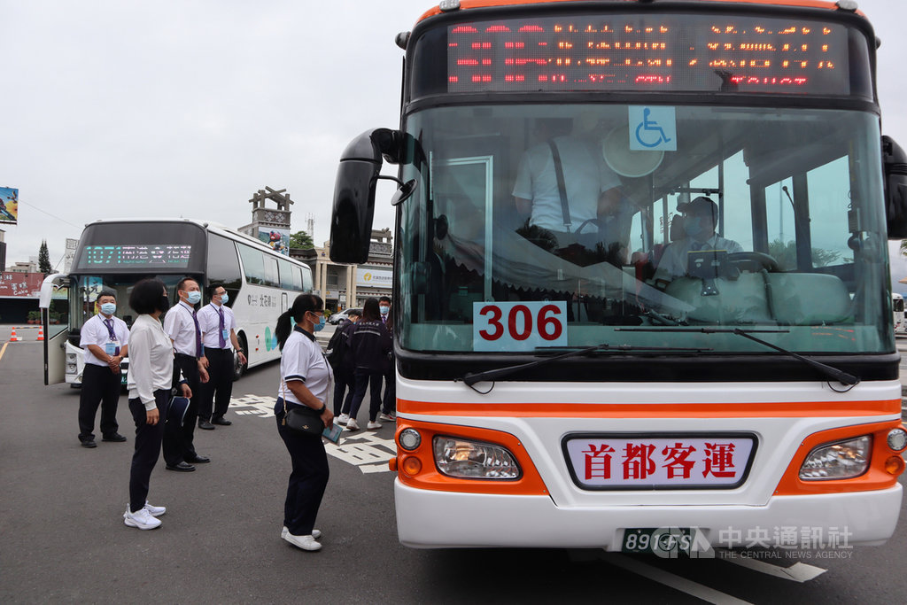 花蓮縣政府新闢3條市區公車路線,分別為花蓮火車站往返慈濟科技大學、慈濟科技大學往返東大門夜市及火車站繞行各大飯店的接駁線,由台北、首都、統聯3家業者營運,26日在花蓮火車站前廣場舉行啟用儀式。中央社記者李先鳳攝 109年9月26日