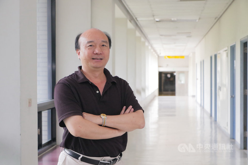 長年專注於子宮內膜異位症研究的成功大學醫學院生理學科暨研究所講座教授蔡少正(圖),被美國生殖研究學會遴選為2020年富勒.貝澤爾國際傑出科學家獎得主。蔡少正第一次提名就獲獎,足見他在國際生殖科學的成就。(成功大學提供)中央社記者張榮祥台南傳真 109年9月26日