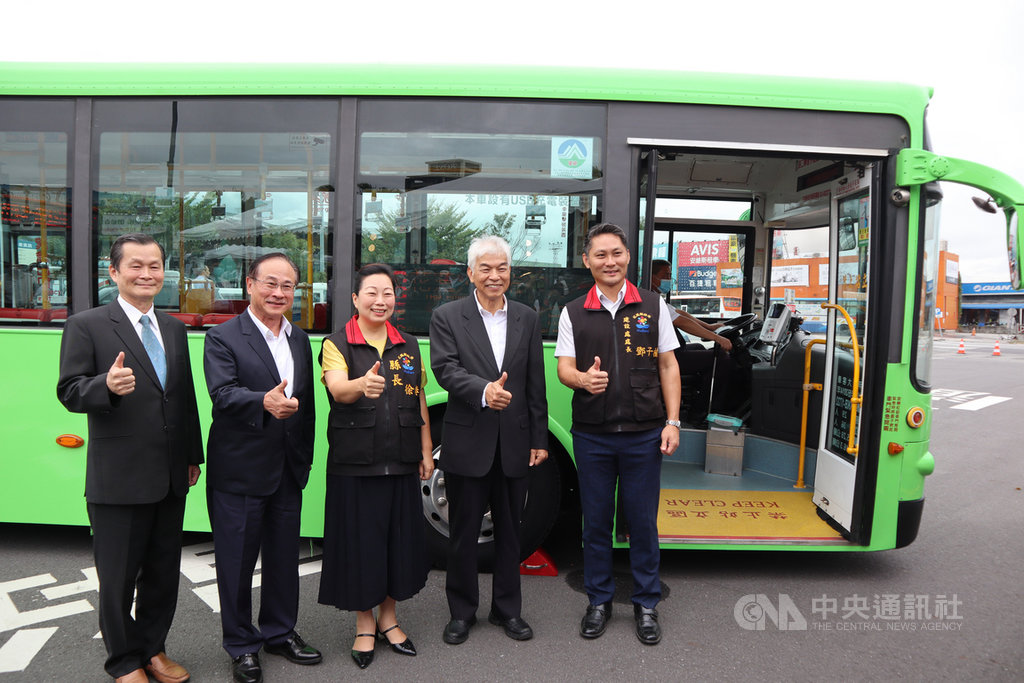 花蓮縣政府新規劃3條市區客運路線,由首都、統聯、台北客運行駛,28日正式營運;26日舉行啟用儀式,縣長徐榛蔚(中)、公路總局長許鉦漳(右2)、建設處長鄧子榆(右)與業者合影。中央社記者李先鳳攝 109年9月26日
