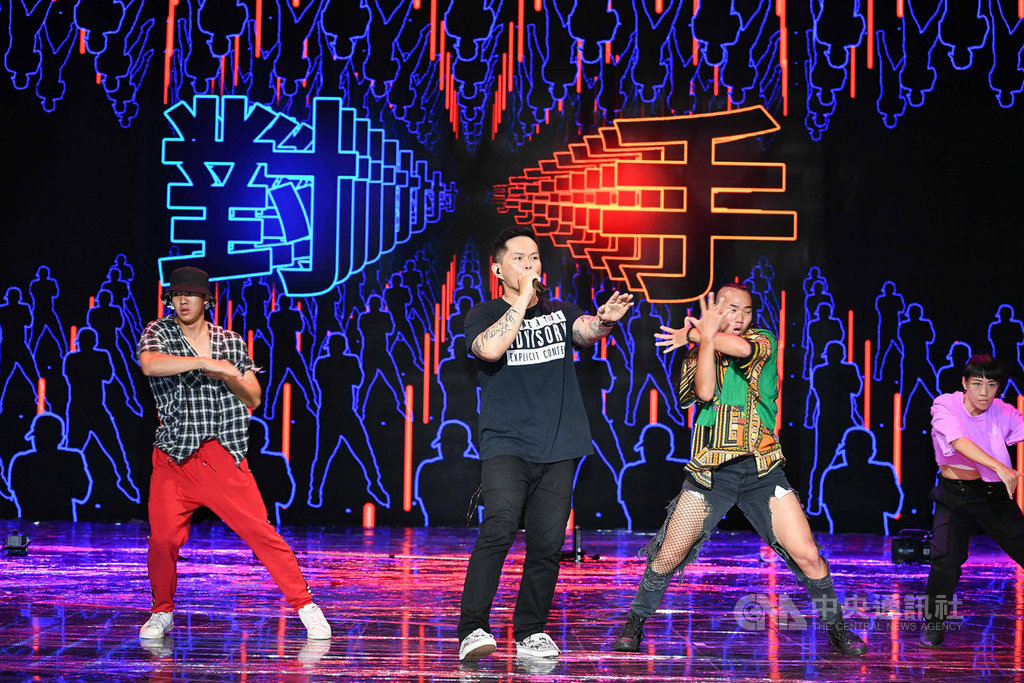 饒舌歌手大支(中,黑衣)特別為第55屆金鐘獎創作歌曲「夢想就要起飛」,帶入今年金鐘主題「對手」概念,希望大家聽完這首歌後能接收到歌曲想傳達的訊息,努力把夢做大。(三立電視提供)中央社記者葉冠吟傳真 109年9月26日