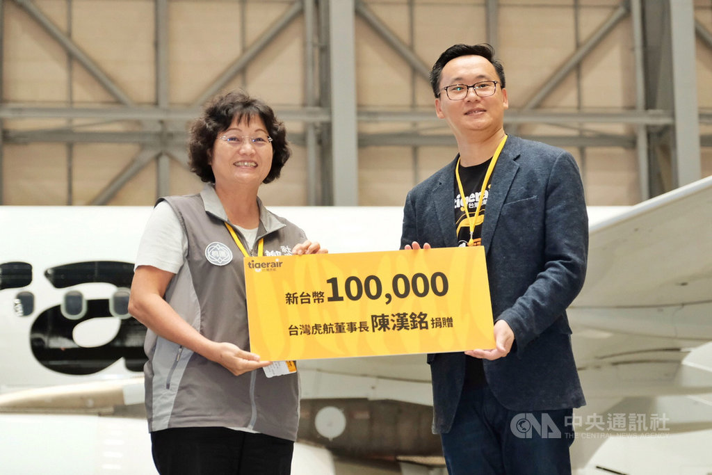 慶祝台灣虎航開航屆滿6週年,台灣虎航26日與大提琴家張正傑攜手在飛機維修棚廠舉辦音樂會,並捐贈善款給桃園市政府,台灣虎航董事長陳漢銘(右)也以個人名義捐出新台幣10萬元,希望藉此拋磚引玉,邀請更多人一起幫助社會上的弱勢。中央社記者吳睿騏桃園機場攝 109年9月26日