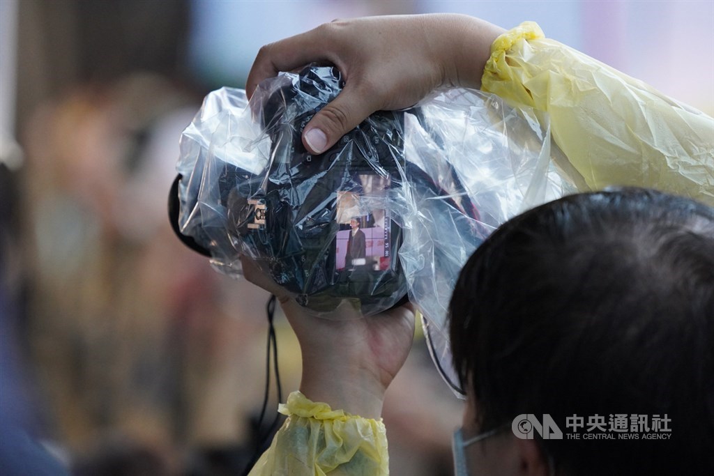 第55屆金鐘獎26日晚間舉行,藝人在星光大道展現風姿,粉絲在旁冒雨搶拍。中央社記者徐肇昌攝 109年9月26日