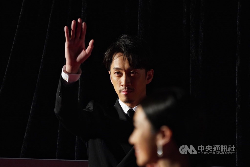 以諧星出身的陳漢典今年登上第55屆金鐘獎星光紅毯,一身黑西裝搭配蓄鬍造型,有別以往搞笑形象略顯成熟,在紅毯旁等待時向粉絲揮手致意。中央社記者徐肇昌攝 109年9月26日