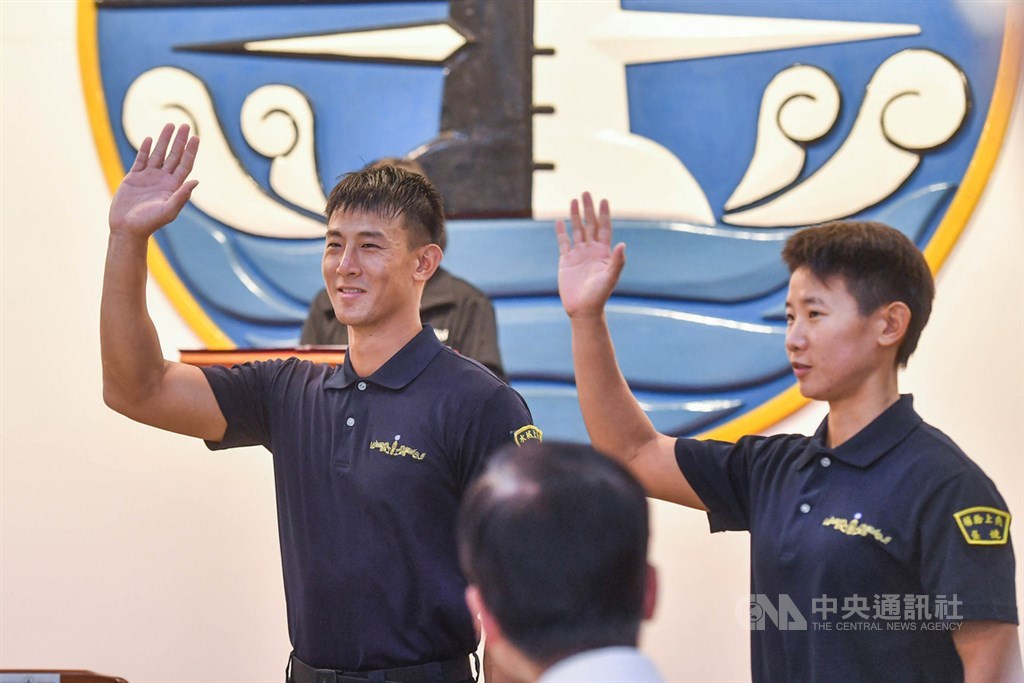 總統蔡英文26日前往高雄視導海軍水下作業大隊,致詞時邀請水下作業大隊的隊員任毅(左)、任婕(右)兄妹站起來,希望透過媒體,把他們投身國軍的故事告訴國人。中央社記者鄭清元攝 109年9月26日