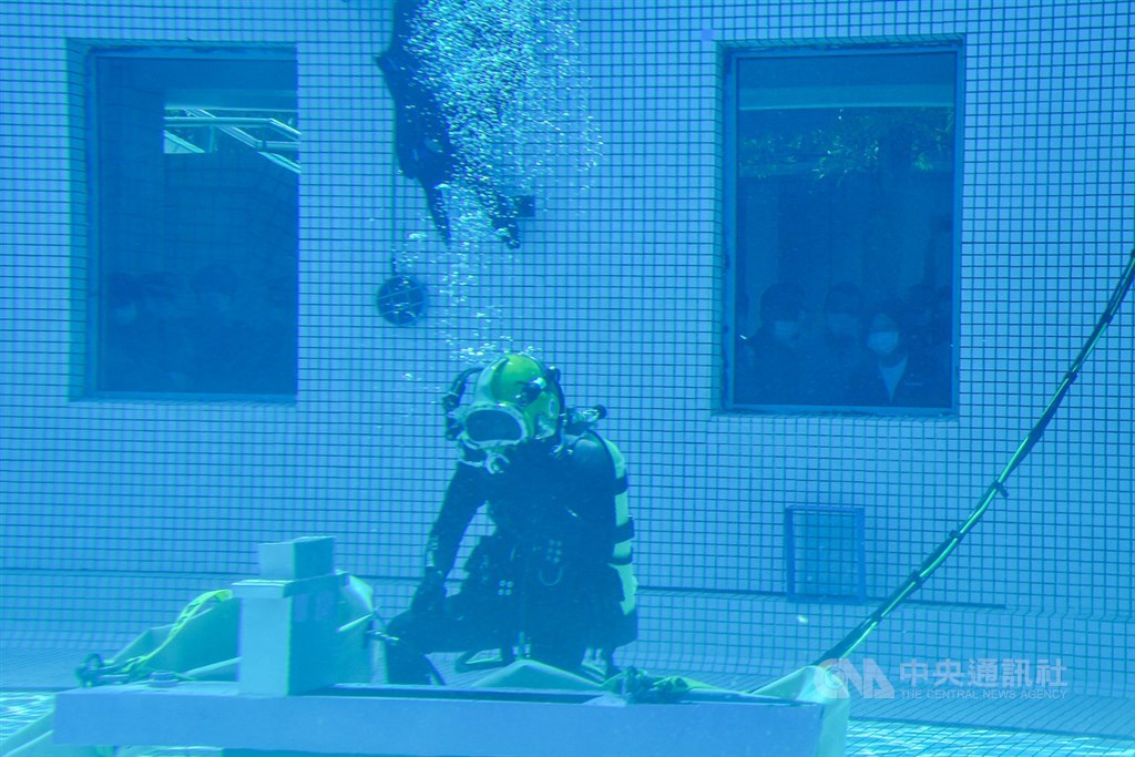 總統蔡英文(後右)26日視導海軍水下作業大隊,潛水員模擬難船於海上失事沉沒,在水中進行難船浮揚作業。中央社記者鄭清元攝 109年9月26日