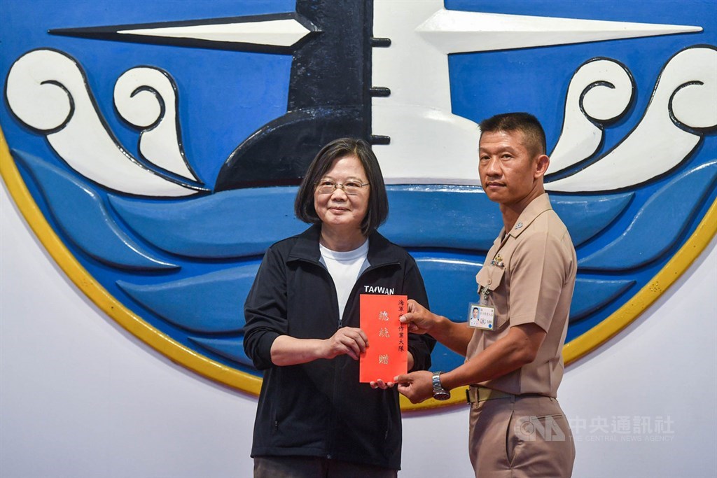 總統蔡英文(左)26日前往高雄視導海軍水下作業大隊,致贈加菜金,慰勉國軍辛勞付出。中央社記者鄭清元攝 109年9月26日