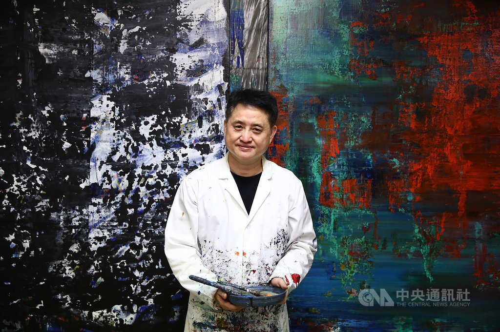 熱愛以玫瑰入畫的藝術家黃騰輝,2012年起他在北京清華大學哲學研究所研修美學,同時期從玫瑰主題逐漸轉為現代抽象風格,10月將在國父紀念館舉辦個展。(黃騰輝提供)中央社記者蘇木春傳真 109年9月26日