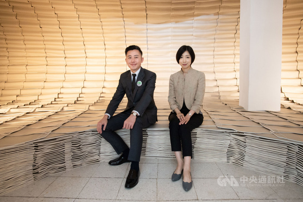 2020台灣設計展「Check in新竹-人來風」將於10月1日登場,新竹市長林智堅(左)26日與台灣設計展策展人張馨之(右)一起到新竹州圖書館的「重啟.未來閱讀」參觀。(新竹市政府提供)中央社記者魯鋼駿傳真 109年9月26日