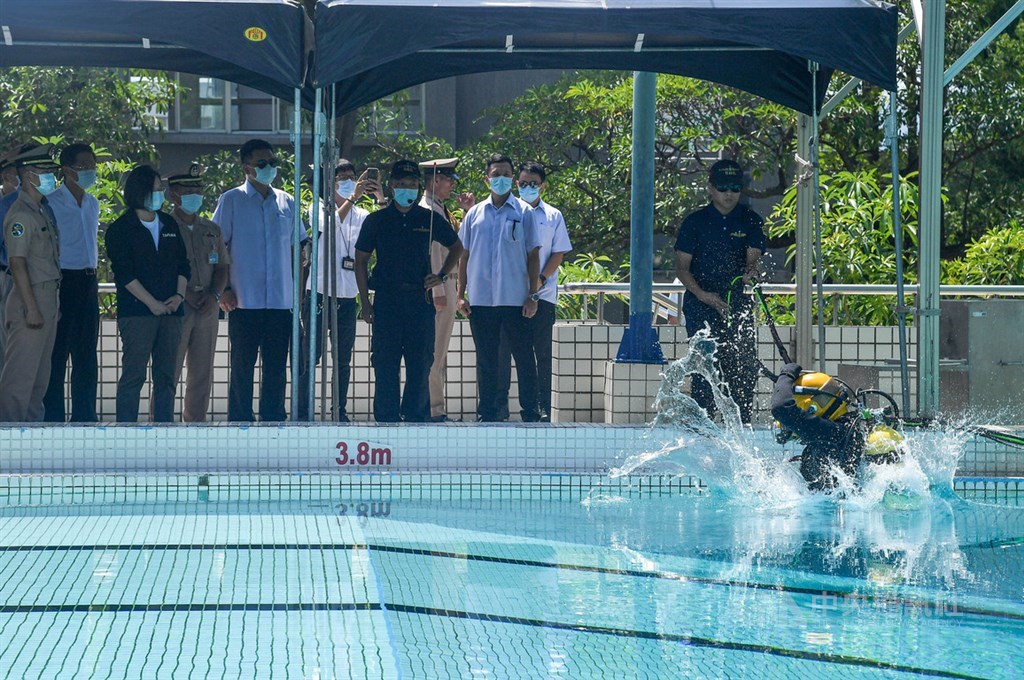 總統蔡英文(左3)26日前往高雄視導海軍水下作業大隊,觀看水面潛水員及水面供氣潛水員模擬勘查沉沒難船。中央社記者鄭清元攝 109年9月26日