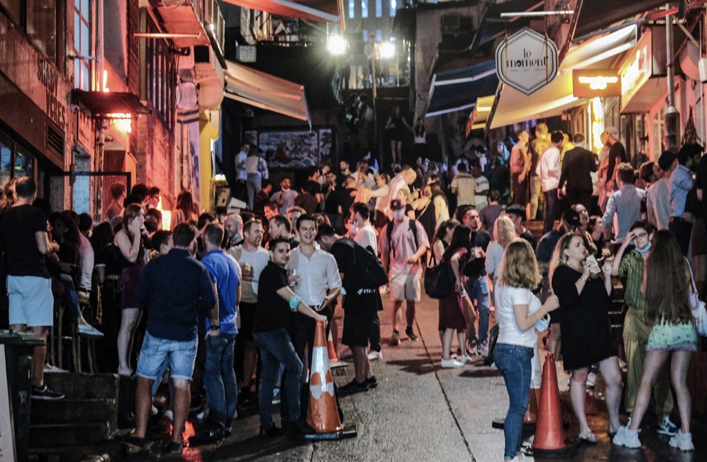 香港衛生署公布,截至25日凌晨,新增2例確診,累計有5058例。2例新增個案都是本地傳播。圖為19日香港中環蘭桂坊及蘇豪區一帶酒吧入夜後陸續恢復營業,人流暢旺。(中通社提供)中央社 109年9月19日
