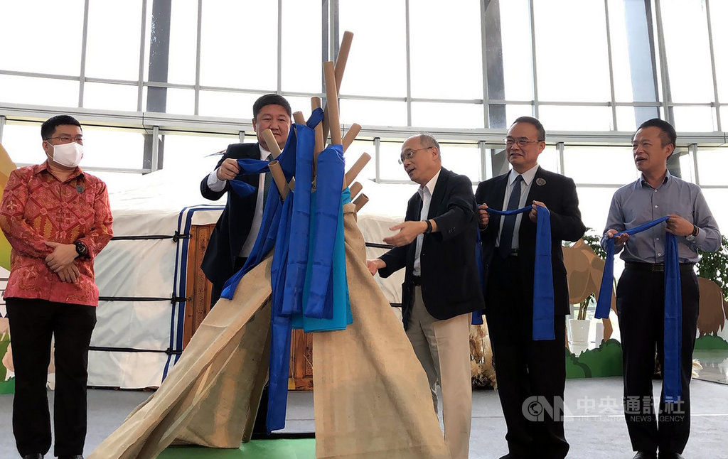 「2020故宮亞洲藝術節–蒙古月」活動26日起在故宮南院登場,故宮院長吳密察(右3)、文化部次長蕭宗煌(右2)及嘉義縣長翁章梁(右)等人出席開幕活動,進行「獻哈達」儀式。中央社記者黃國芳攝 109年9月26日