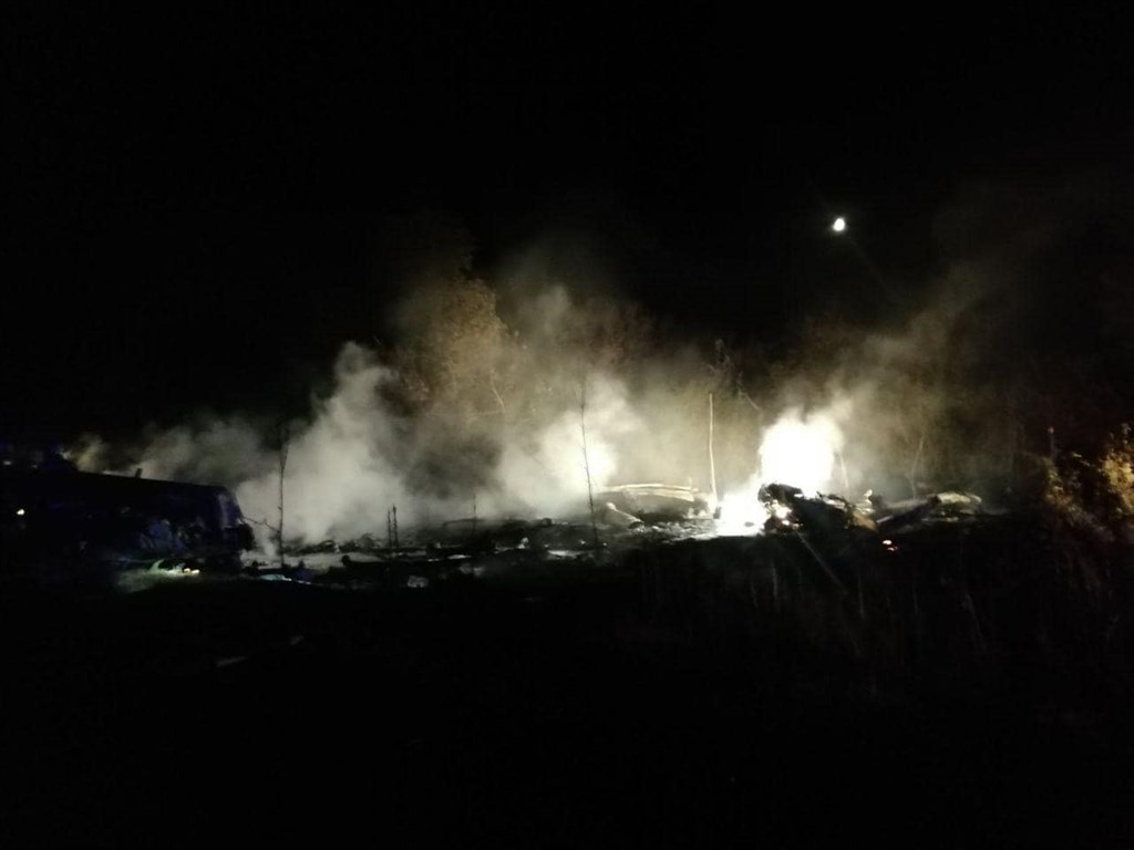 烏克蘭東部哈爾科夫附近25日發生空軍飛機墜毀事故,內政部次長吉拉成柯在臉書上傳事故地點照片。(圖取自facebook.com/anton.gerashchenko.7)