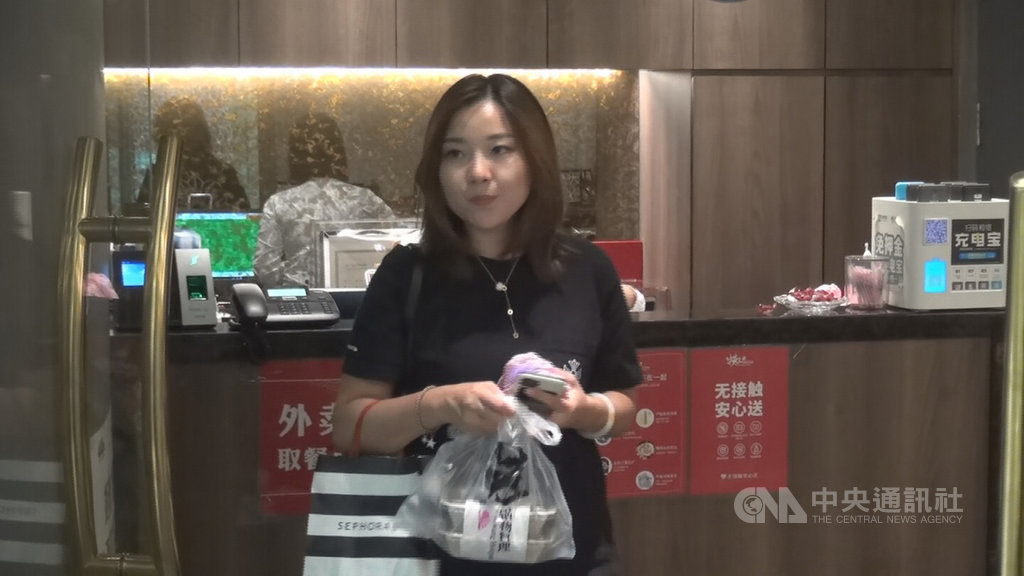 中共總書記習近平8月間再度下令制止餐飲浪費,沉寂已久的「光盤行動」再度興起,中國大小餐廳採用各種方式勸導客人少浪費、多打包。圖為一名北京市民提著打包好的剩菜離開餐廳。中央社記者邱國強北京攝 109年9月26日