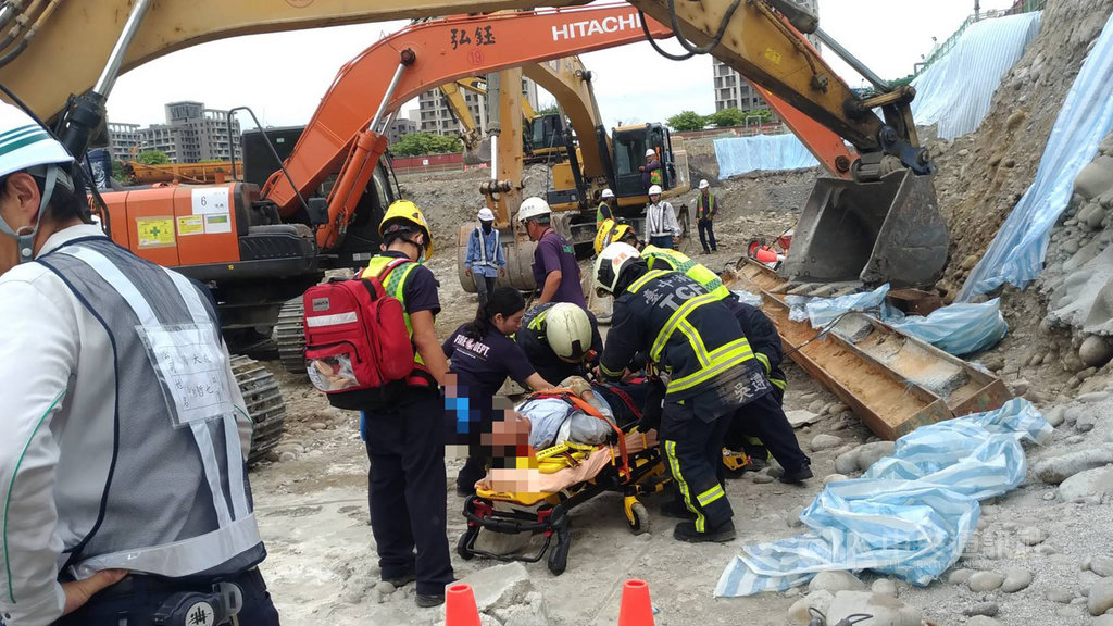 台中市東區三井購物商城工地26日發生工安意外,一名工人移動帆布時,疑因未確認鋼柱位置導致滑落,右腳被壓傷骨折,消防局獲報到場將傷者送醫。(台中市消防局提供)中央社記者蘇木春傳真 109年9月26日