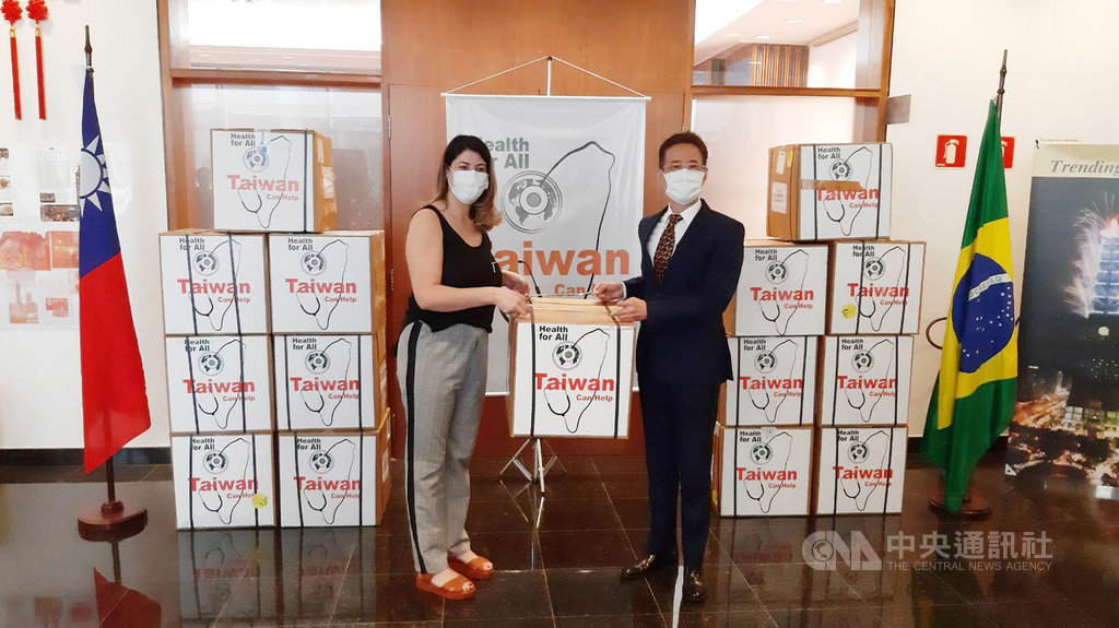 巴西非政府組織「受暴婦女之家」(Casa de Isabel)代表於8月接受台灣援贈口罩。(駐聖保羅辦事處提供)中央社記者唐雅陵聖保羅傳真 109年9月26日