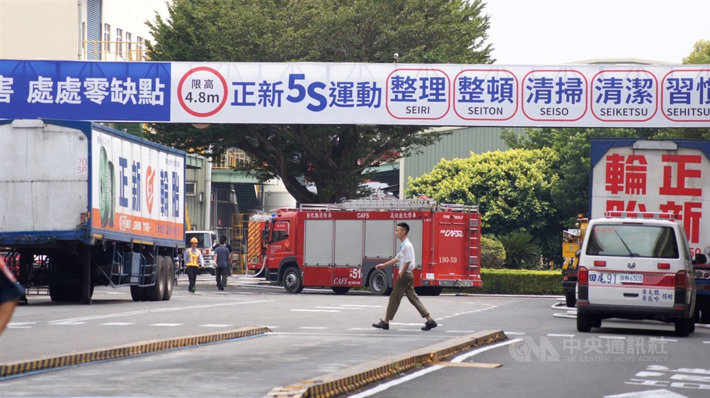 正新輪胎公司彰化溪州廠26日發生火警,彰化縣消防局獲報派人車趕往灌救,所幸火勢約在一個小時後被撲滅,但消防局仍不敢大意,派消防車在廠區內灑水降溫。中央社記者吳哲豪彰化攝 109年9月26日