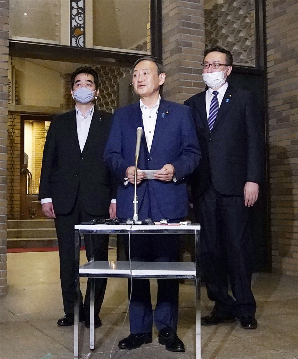 日本首相菅義偉(中)25日晚間與中國國家主席習近平進行約30分鐘的電話會談。通話結束後,菅義偉在首相官邸對媒體表示,習近平在電話中祝賀他就任首相。(共同社)