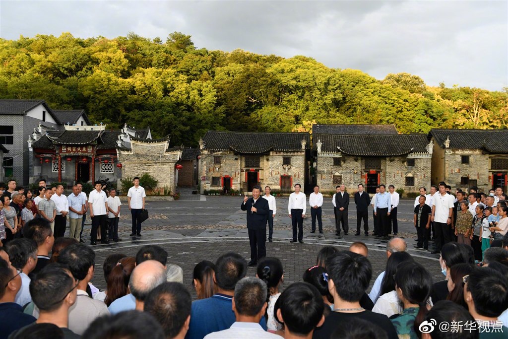 中共總書記習近平稍早在湖南鄉間考察時,站在人群圍成約10公尺直徑圓圈中發表講話,有網友與國務院總理李克強畫面相對照。(圖取自twitter.com/CGTNOfficial)