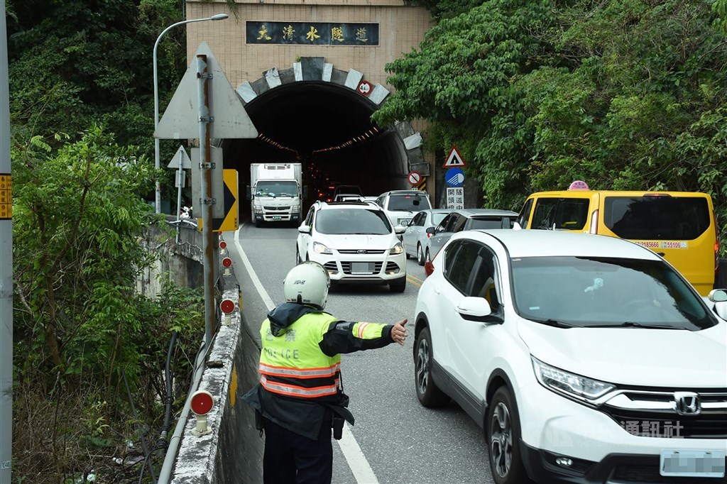 中秋連假將至,公路總局9月26日公布3公路可能壅塞時間,其中台9線蘇花公路部分,南下往花蓮方向尖峰時段為10月1日上午5時至下午3時。圖為2019年春節蘇花公路車潮。(中央社檔案照片)