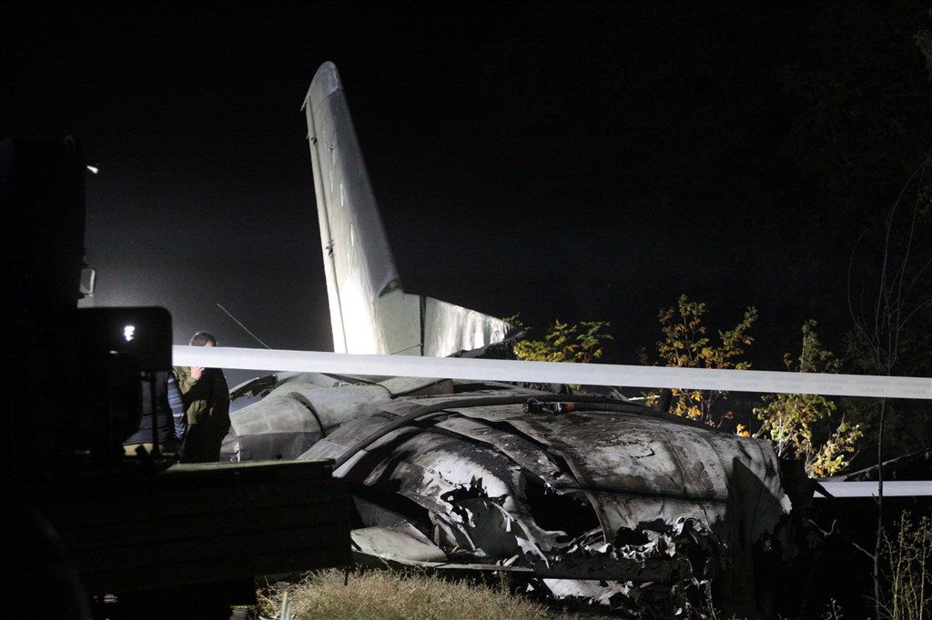 烏克蘭一架空軍飛機墜毀在哈爾科夫附近,造成軍校學生在內至少25人罹難。(法新社)