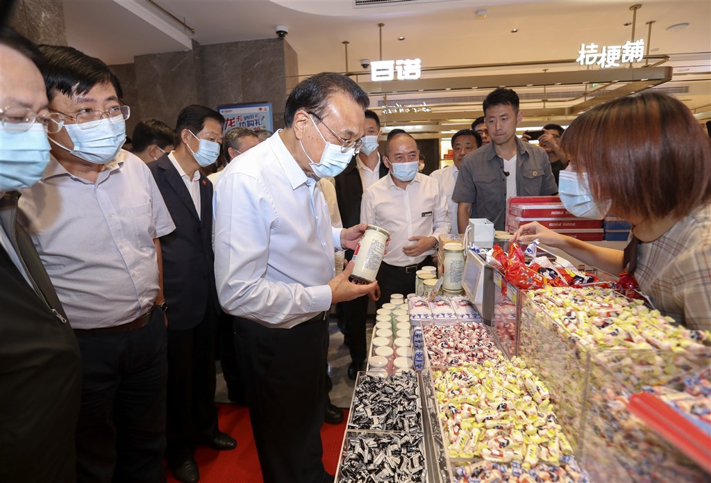 中國國務院總理李克強21日視察人潮眾多的上海市南京路步行街,受到民眾歡迎的畫面在網路上廣為流傳,也讓外界再度產生習李關係等聯想。(中新社)