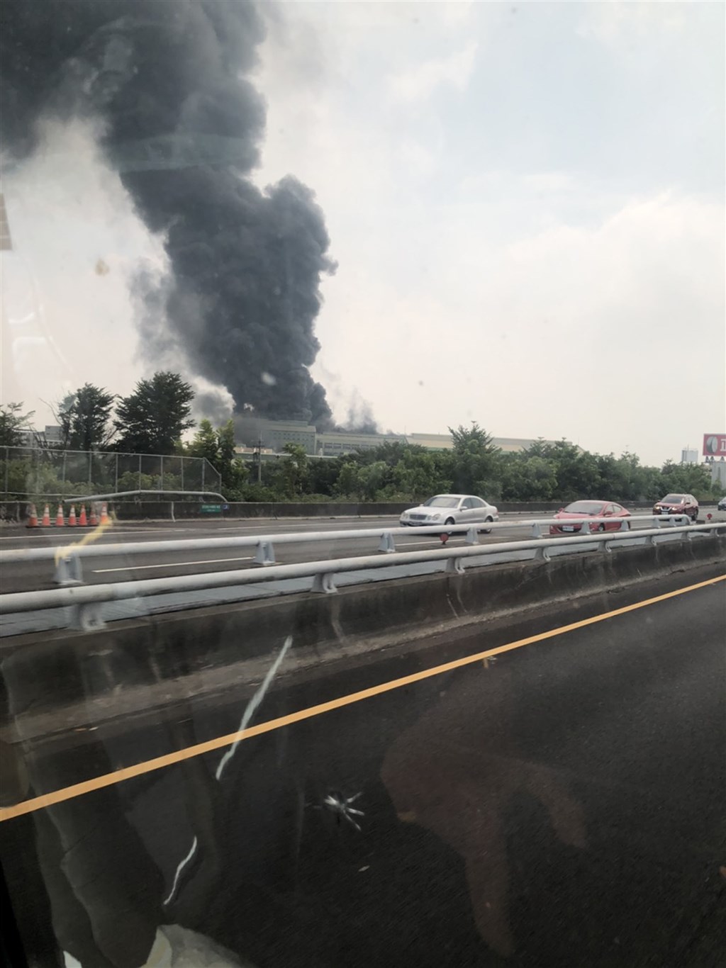 A fire broke out at the Zhengxin Tire Factory in Xizhou Township, Changhua County, at noon on the 26th. A large amount of smoke was produced at the site.  It was reported that the fire department immediately dispatched a vehicle to fight the fire.  (Photo reversed) China Central News Agency reporter Wu Zhehao sent a fax on September 26, 109