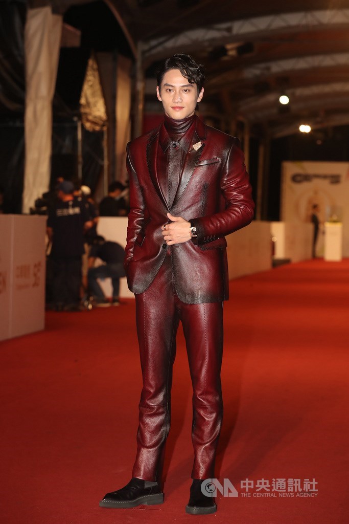 新生代男星范少勳入圍益智及實境節目主持人獎,26日以一身酒紅色系皮質西裝帥氣登紅毯,吸引全場目光。中央社記者張新偉攝 109年9月26日