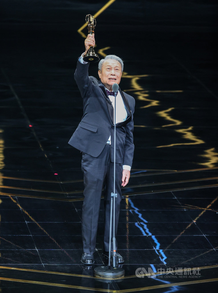 第55屆電視金鐘獎頒獎典禮26日晚間登場,終身貢獻獎得主林義雄登台領獎,高舉獎座細述從影心得。中央社記者謝佳璋攝 109年9月26日