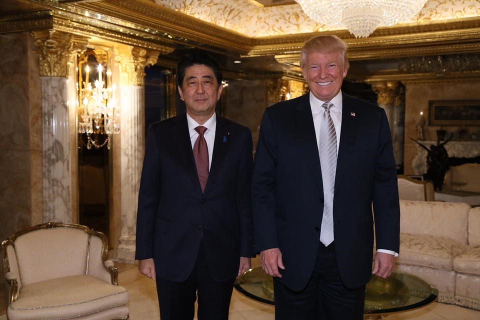 日本前首相安倍晉三(左)接受專訪時透露,2016年11月與尚未就任美國總統的川普首度會談時,就跟對方說明中國軍事崛起對日美同盟帶來的危機。(圖取自facebook.com/DonaldTrump)
